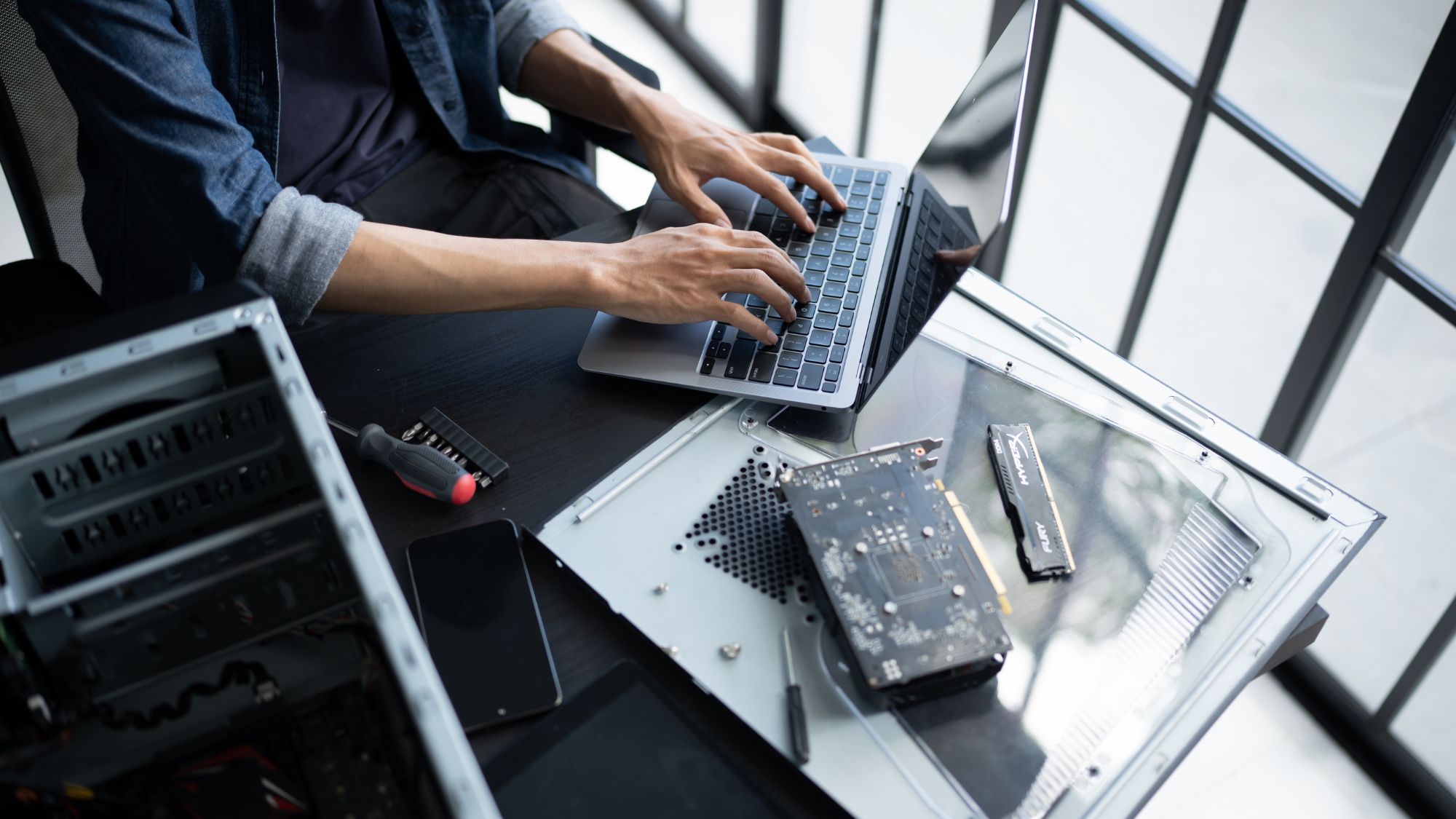 Man encoding on Laptop with CPU on this side
